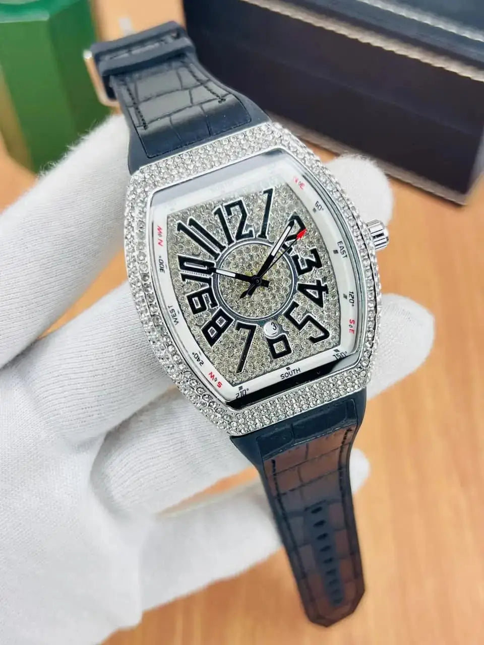Diamond stone Men's luxury watch with working date