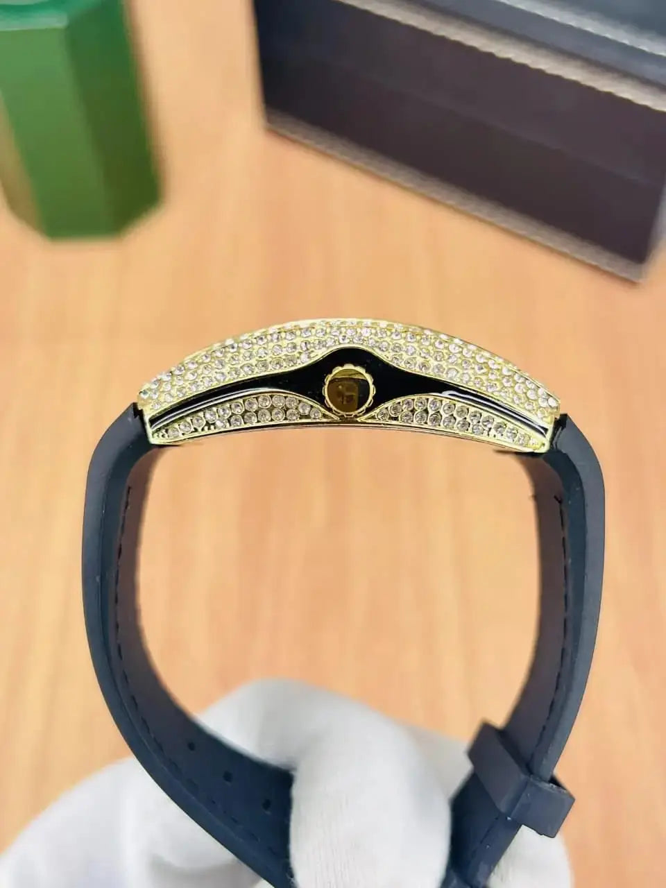 Diamond stone Men's luxury watch with working date